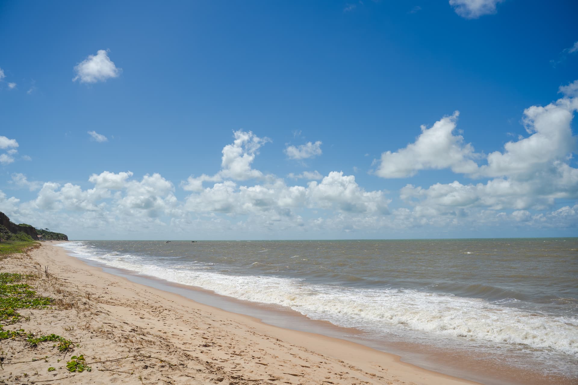 Faixa de areia e mar em frente ao Tauá Resort João Pessoa
